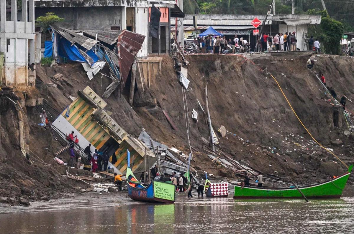 FOTO: Akses Terputus, Warga Kuta Blang Andalkan Penyeberangan Perahu Nelayan