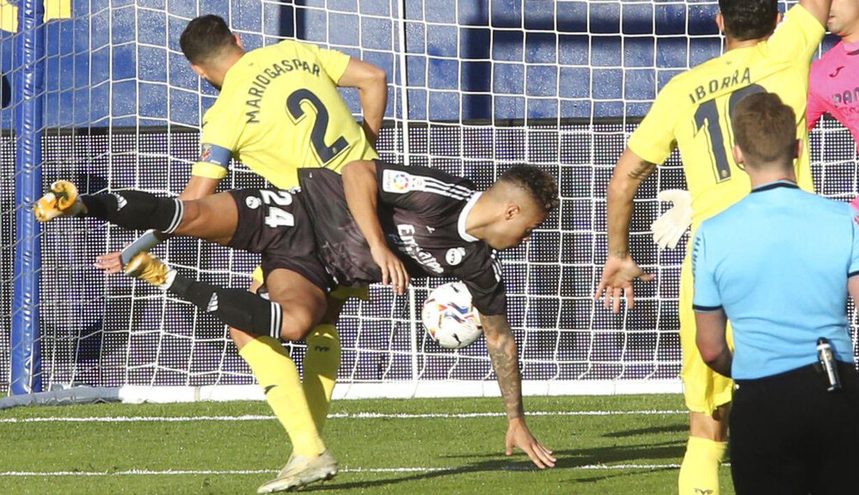 Pemain Real Madrid, Mariano Diaz, mencetak gol ke gawang Villarreal pada laga Liga Spanyol di Stadion Ceramica, Minggu (22/11/2020). Kedua tim bermain imbang 1-1. (AP/Alberto Saiz)