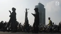 Warga beraktivitas saat Car Free Day di Jalan MH Thamrin, Jakarta, Minggu (16/6/2019). Pemprov DKI Jakarta kembali memberlakukan HBKB atau car free day di Jalan MH Thamrin dan Jalan Jenderal Sudirman pascalibur lebaran setiap hari Minggu mulai pukul 06.00 - 11.00 WIB. (Liputan6.com/Angga Yuniar)