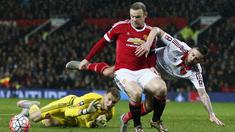  Pemain Manchester United, Wayne Rooney berebut bola dengan Sheffield United, George Long and John Brayford pada laga Piala FA di Old Trafford, Minggu (10/1/2016) dini hari WIB. (Reuters/Phil Noble)