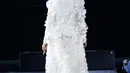 Ia mengenakan rancangan Harry Halim, yaitu blazer dress putih, dengan cape panjang menjuntai hingga ke lantai. [Foto: Instagram/harryhalim]
