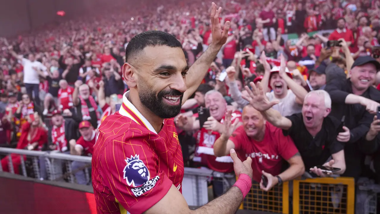 Foto: Momen Selebrasi Selfie Mohamed Salah saat Bawa Liverpool Pastikan Gelar Juara Liga Inggris