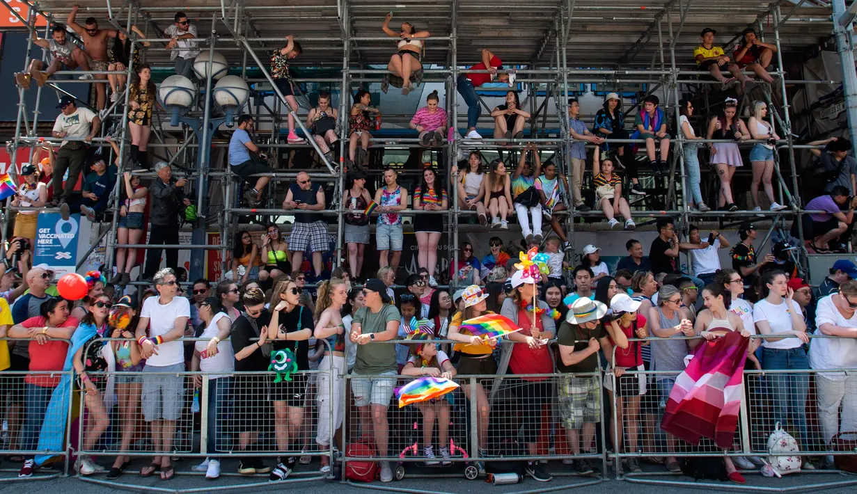 Warga menyaksikan pawai LGBT Toronto's Pride Parade di Toronto, Kanada, Minggu (23/6/2019). Pawai digelar untuk mengenang peristiwa Stonewall yang terjadi di New York pada Juni 1969. (Andrew Lahodynskyj/The Canadian Press via AP)