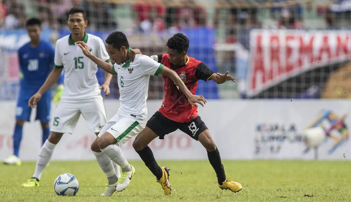 Gelandang Timnas Indonesia, Evan Dimas, berusaha melewati pemain Timor Leste pada laga SEA Games di Stadion MPS, Selangor, Minggu (20/8/2017). Indonesia menang 1-0 atas Timor Leste. (Bola.com/Vitalis Yogi Trisna)