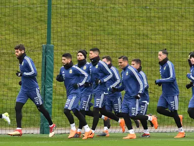 Pemain Argentina melakukan pemanasan saat sesi latihan di kompleks pelatihan City Academy di Manchester, Inggris (20/3). Timnas Argentina akan berhadapan dengan Italia pada pertandingan persahabatan 23 Maret di Ethiad Stadium. (AFP Photo/Anthony Devlin)