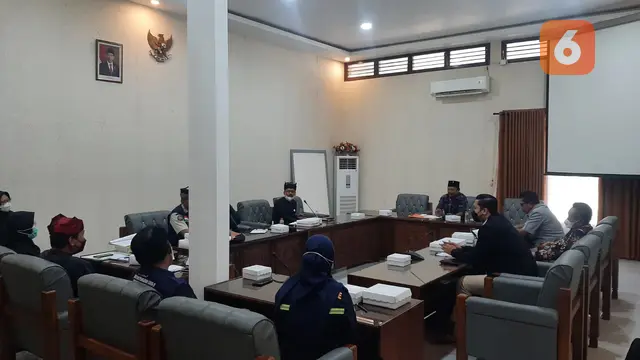 Rapat Kordinasi Antara DPRD Banyuwangi Bersama  Sejumlah SKPD Membahas Kasus Sampah Rapid Test Antigen  Yang Mencemari Laut Ketapang. (Hermawan Arifianto/Liputan6.com)