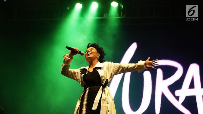 Yura Yunita saat tampil dalam acara Balkonjazz Festival 2019 di Balkondes Tuksono, Borobudur, Magelang, Jawa Tengah, Sabtu (14/9/2019). Yura terlihat berpenampilan edgy dengan busana black and white. (Fimela.com/Bambang Ekaros Purnama)