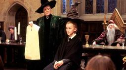 Draco (Tom) saat mencoba Sorting Hat untuk mengetahui asrama yang akan menjadi tempatnya di Hogwarts. Harry Potter and the Philosopher's Stone menjadi seri pertama film Harry Potter yang mengawali perjalanan Draco Malfoy di asrama Slytherin. (Instagram/@t22felton)