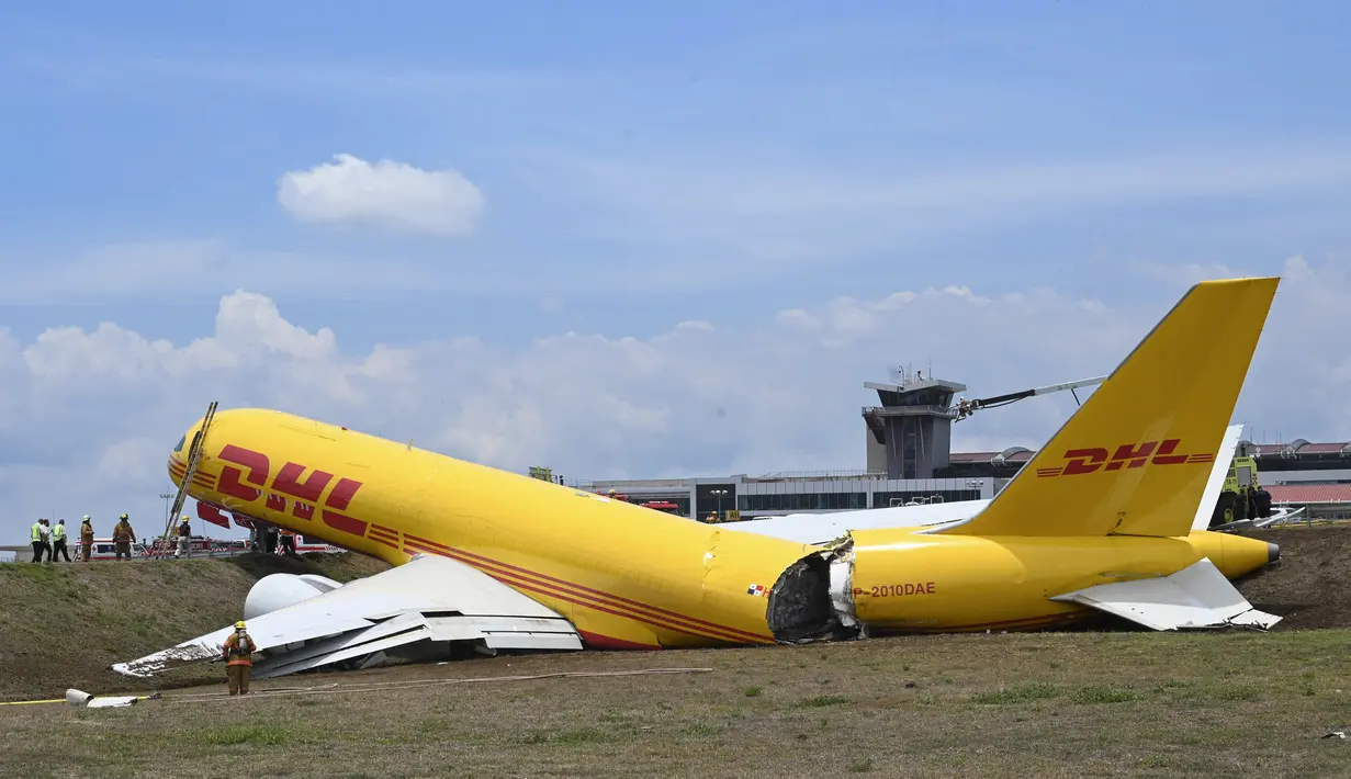 Sebuah pesawat kargo yang mendarat darurat rusak di landasan Bandara Internasional Juan Santamaria di Alajuela, Kosta Rika, 7 April 2022. Menurut pemadam kebakaran, baik pilot maupun kopilot dilaporkan dalam keadaan sehat dan kecelakaan menyebabkan penutupan total bandara. (AP Photo/Carlos Gonzalez)