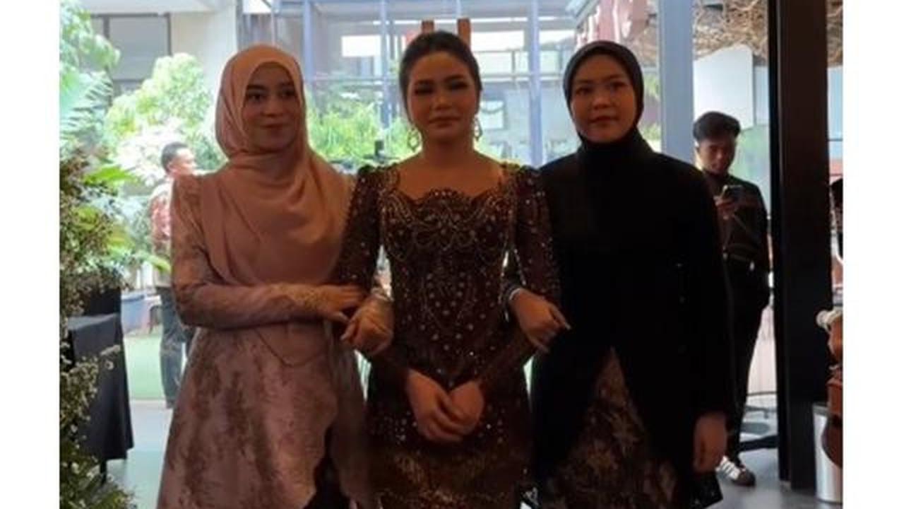 6 Potret Lesti Kejora di Pertunangan Rara LIDA, Menawan Kenakan Kebaya Pastel