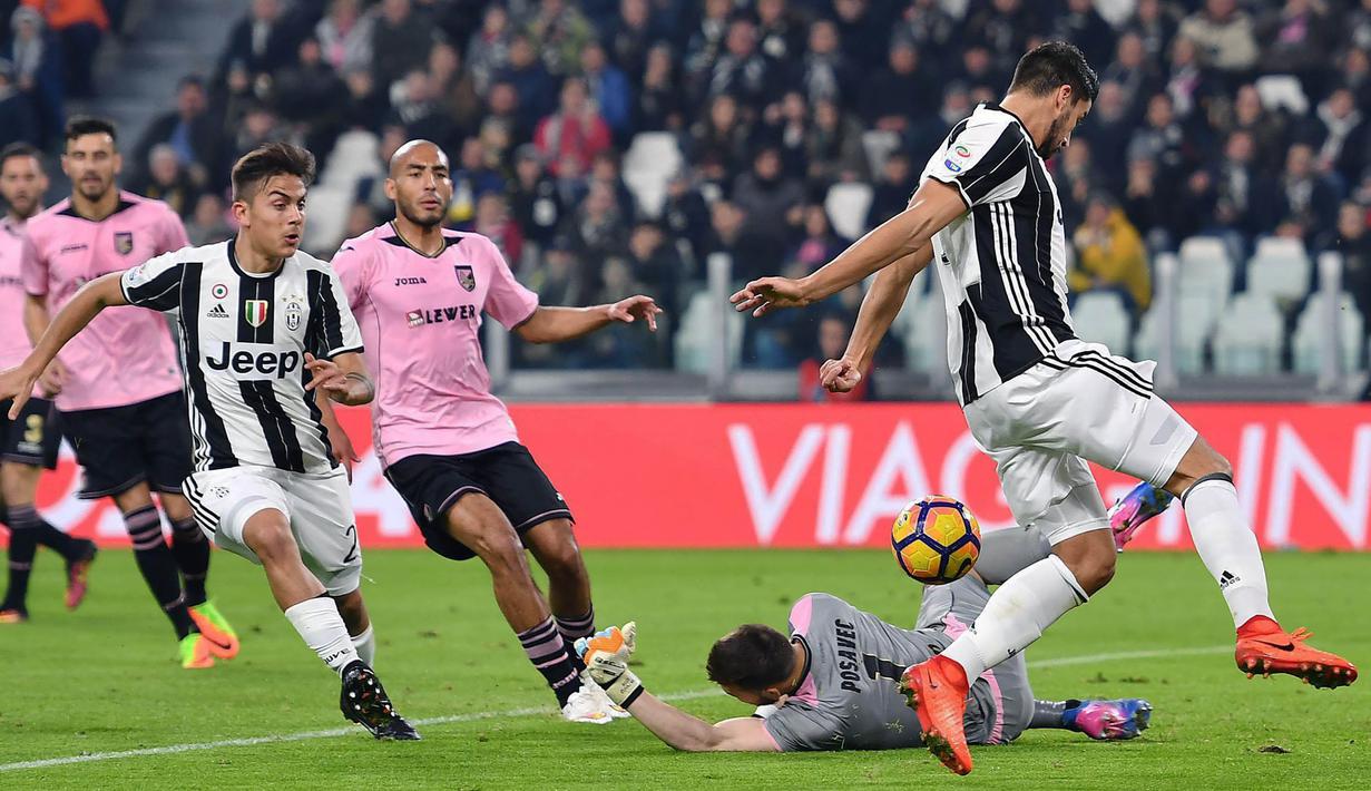 Gelandang Juventus, Sami Khedira, berusaha membobol gawang Palermo. Selaku tuan rumah Si Nyonya Tua lebih menguasai jalannya laga dengan presentase penguasaan bola mencapai 55 persen. (EPA/Alessandro Di Marco)