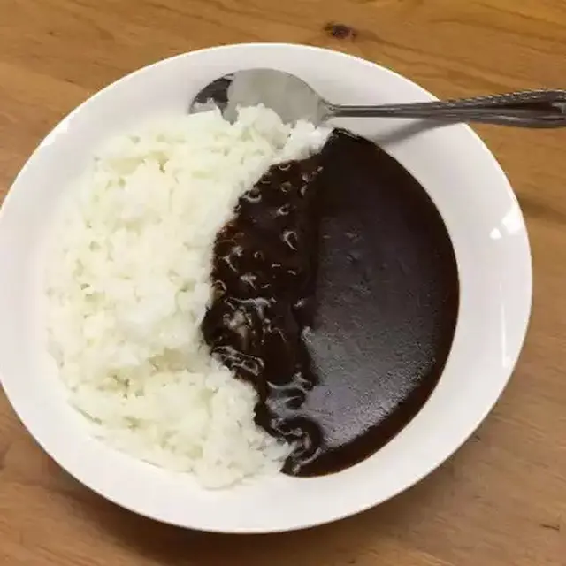 6 Potret Makan Nasi Pakai Cokelat Ini Absurd, Gagal Meningkatkan Mood