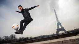 Moss menunjukan kebolehannya mengolah bola di Place du Trocadero, dengan  latar menara Effeil, Paris, Jumat (18/3/2016).  S3 Society akan tampil pada Euro 2016 Pracis tanggal 10 Juni-10 Juli 2016. (AFP/Lionel Bonaventure)