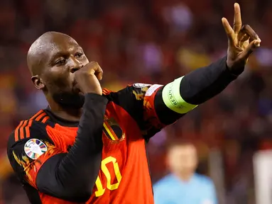 Pemain Belgia Romelu Lukaku melakukan selebrasi usai mencetak gol ke gawang Azerbaijan pada pertandingan sepak bola Grup F Kualifikasi Euro 2024 di Stadion King Baudouin, Brussels, Belgia, Minggu (19/11/2023). (AP Photo/Geert Vanden Wijngaert)