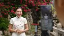 Seorang staf memperkenalkan budaya dari rumah-rumah kuno setempat melalui siaran langsung daring (livestreaming) yang direkam menggunakan ponsel di sebuah kawasan sejarah dan budaya di Fuzhou, Provinsi Fujian, China tenggara, (19/5/2020). (Xinhua/Lin Shanchuan)