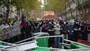 Sejumlah pelajar berdiri di depan Universitas Sciences Po saat menggelar aksi protes terkait kondisi sekolah yang kekurangan sumber daya di Paris, Prancis, Rabu (7/10/2026). Aksi tersebut merupakan bagian dari gerakan pelajar sekolah menengah dan mahasiswa yang menyuarakan persoalan pendanaan pendidikan, kekurangan tenaga pengajar, kepadatan ruang kelas, serta kondisi infrastruktur sekolah. Para pelajar berkumpul di depan kampus sambil menyampaikan aspirasi mereka. Demonstrasi serupa digelar di sejumlah wilayah Prancis sebagai bentuk tuntutan terhadap kondisi pendidikan dan fasilitas sekolah. (AP Photo/Thibault Camus)