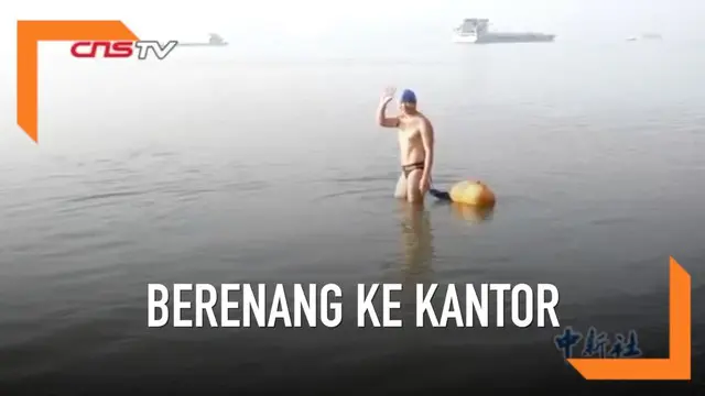 Seorang pria di China berenang melintasi sungai Yangtze setiap harinya selama 11 tahun. Ini dilakukan demi menghemat waktu perjalanan dari rumah ke kantornya.
