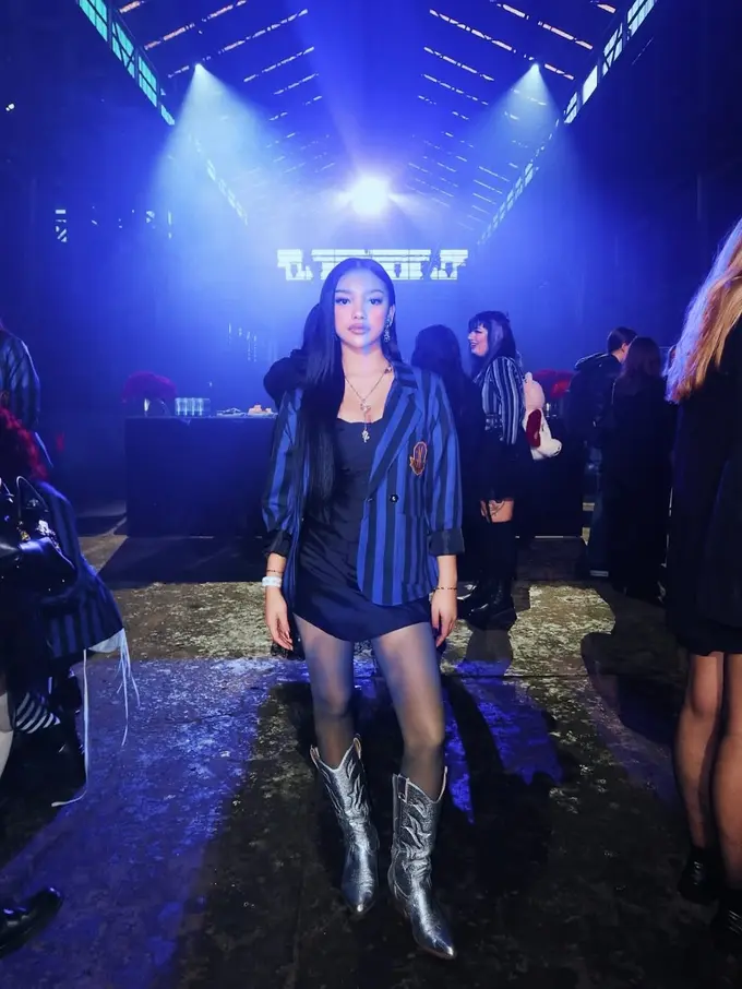 Gaya Anak Sekolah Rebel ala Naura Ayu di Premiere Wednesday Season 2 di Sydney