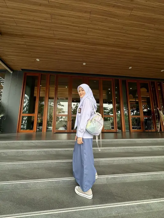 Penampilan Henny makin lengkap dengan tas yang dibawa. Tidak sedikit netizen yang menyebutnya masih cocok hingga awet muda jelang usia kepala tiga. "Lah masih cocok loh dia jd SMA awet muda bgt," tulis szheerose. [Instagram/hennyrahman]