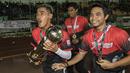 Gelandang Persebaya, Sidik Saimima, bersama rekan-rekannya merayakan gelar juara usai mengalahkan PSMS pada laga final Liga 2 di Stadion GBLA, Bandung, Selasa (28/11/2017). PSMS kalah 2-3 dari Persebaya. (Bola.com/Vitalis Yogi Trisna)