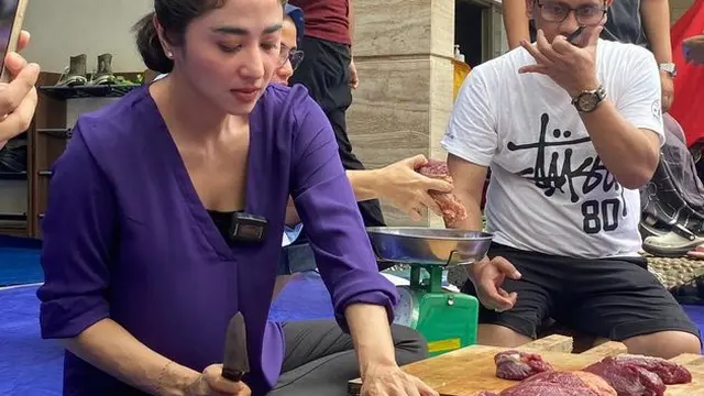 7 Potret Dewi Perssik Rayakan Idul Adha, Potong Sapi Kurban di Rumah