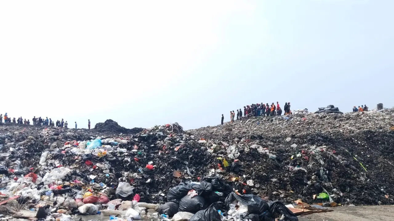 Longsor sampah di TPA Galuga