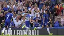Gol Alvaro Morata (kanan) pada menit ke-40 menambah keunggulan timnya saat menjamu Everton pada lanjutan Premier League di Stamford Bridge stadium, London, (27/8/2017). Chelsea menang 2-0. (AP/Alastair Grant)
