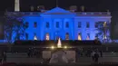 Pengunjung berkumpul di depan Gedung putih yang dihiasi cahaya warna biru untuk menandai Hari Kesadaran Autisme Sedunia, di Washington, DC, Minggu (2/4). Tanggal 2 April diperingati sebagai Hari Kesadaran Autisme Sedunia. (SAUL LOEB/AFP)