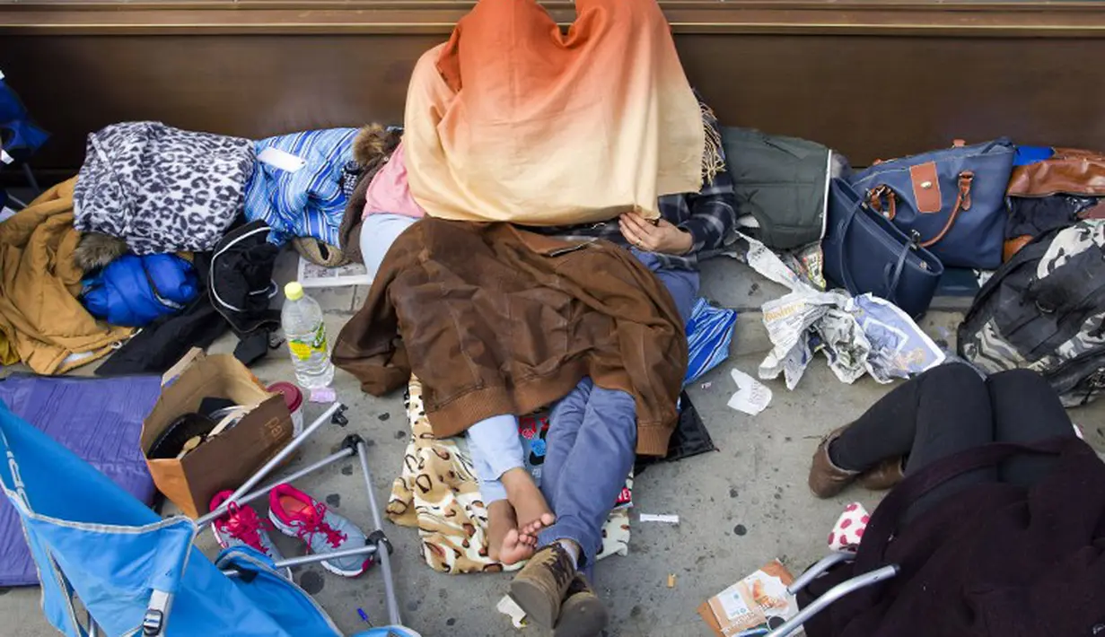 Karena lelah mengantre, sejumlah orang rela tidur di trotoar di depan Apple Store di kota London, (18/9/14). (AFP PHOTO/JUSTIN TALLIS)