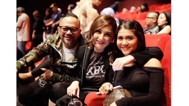 Mona dan sang suami mengajak Keisha menonton bersama. Keduanya kompak mengenakan baju hitam.