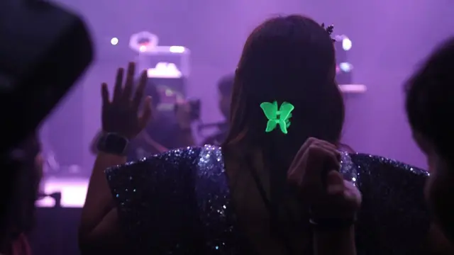 Jepit Badai Glow in The Dark Bikin Rambut Tampil Makin Modis dalam Kegelapan