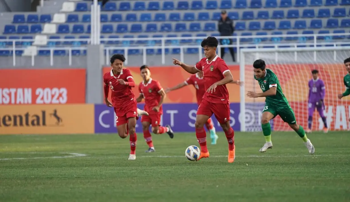 Penyerang Timnas Indonesia U-20, Hokky Caraka membawa bola dari kawalan pemain Irak, Ali Jasim Elaibi selama pertandingan Piala Asia U-20 di Stadion Lokomotiv, Rabu (1/3/2023). Irak berhasil menceploskan bola di menit ke-28 lewat Hayder Abdulkareem. Abdulkareem berhasil membobol gawang Daffa setelah menerima bola liar hasil sapuan Muhammad Ferarri. (Foto:Dok PSSI)