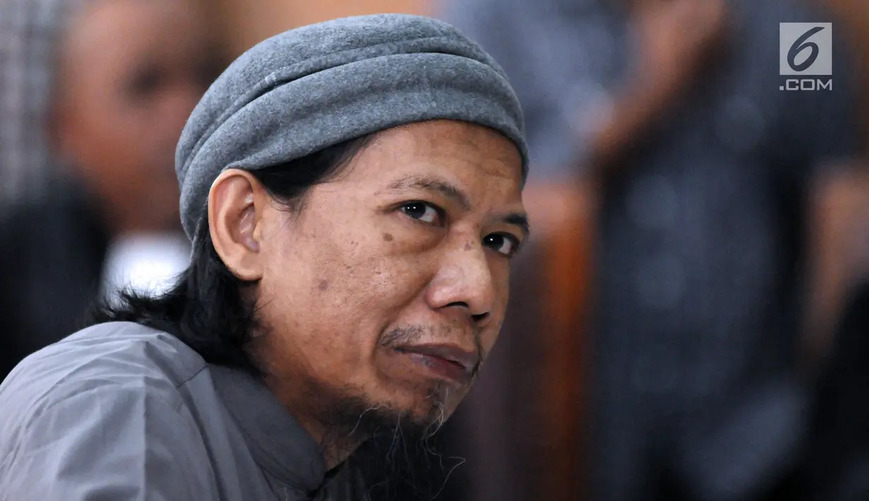 Terdakwa sejumlah kasus tindak pidana terorisme, Aman Abdurrahman saat mengikuti pembacaan tuntutan JPU di PN Jakarta Selatan, Jumat (18/5). Tim jaksa menuntut hukuman mati terhadap Aman Abdurrahman. (Liputan6.com/Helmi Fithriansyah)