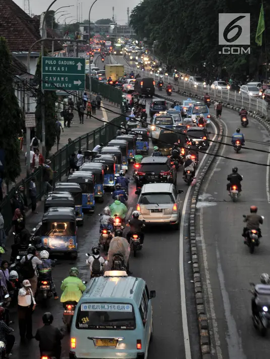 Suasana di depan Stasiun Jatinegara, Jakarta, Rabu (12/12). Kemacetan yang kerap kali terjadi, terutama pada jam sibuk akibat banyaknya angkutan umum, bajaj, hingga ojek yang memangkal di kawasan tersebut. (Merdeka.com/Iqbal S. Nugroho)