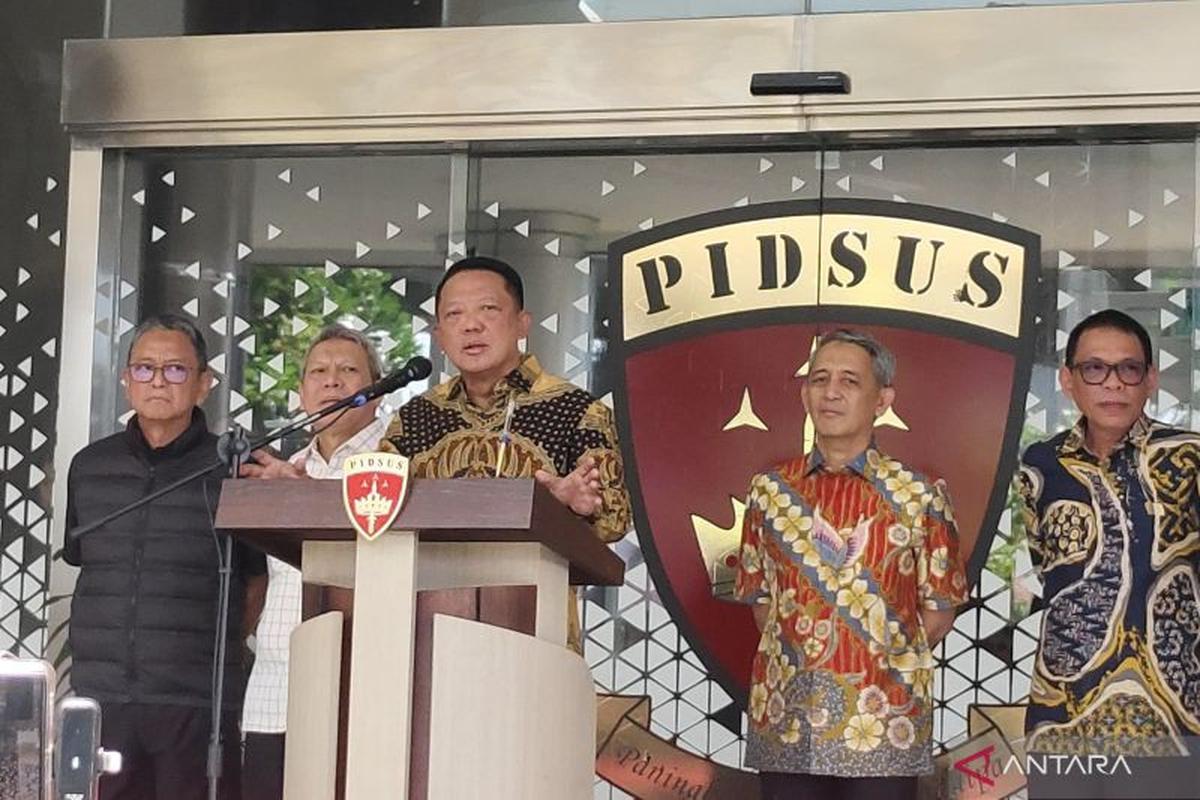 Jaksa Agung Muda Bidang Tindak Pidana Khusus (Jampidsus) Febrie Adriansyah (tengah) berbicara dalam konferensi pers di Gedung Jampidsus Kejaksaan Agung, Jakarta, Jumat (10/7/2026) (ANTARA)
