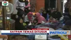 Seorang satpam bank ditusuk rekan seprofesi karena pelaku merasa tersinggung ditegur datang terlambat jaga malam oleh korban.