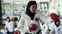 Seorang gadis Afghanistan berlatih taekwondo selama sesi pelatihan di Kabul, Afghanistan, pada 1 Maret 2021. Latihan bela diri ini mengupayakan para perempuan di Afghanistan bisa melindungi dirinya sendiri. (AP Photo/Rahmat Gul)