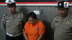 Seorang emak-emak menipu para pencari kerja dengan menjanjikannya pekerjaan, namun mereka diminta untuk membayar.