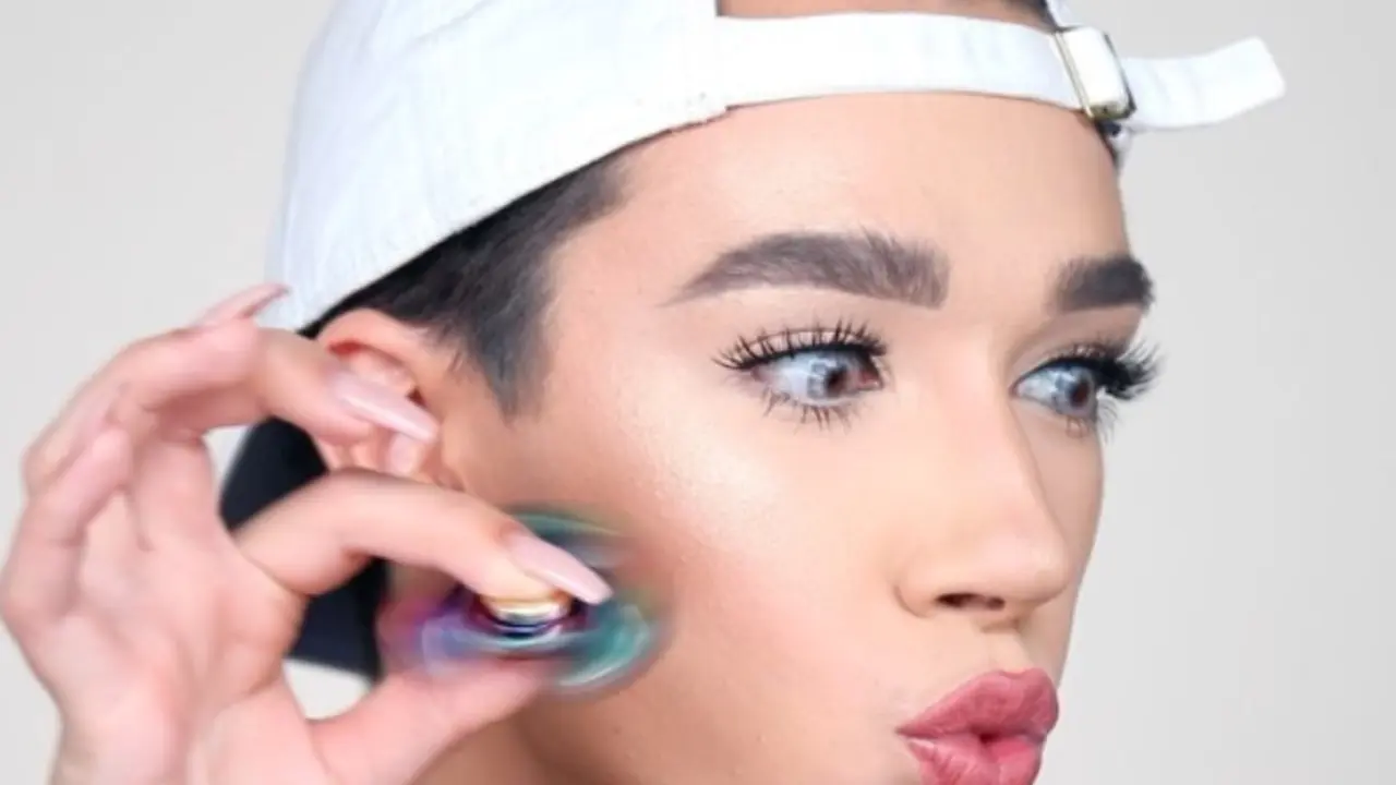 Lagi Hits Nih, Bikin Makeup dengan Fidget Spinner
