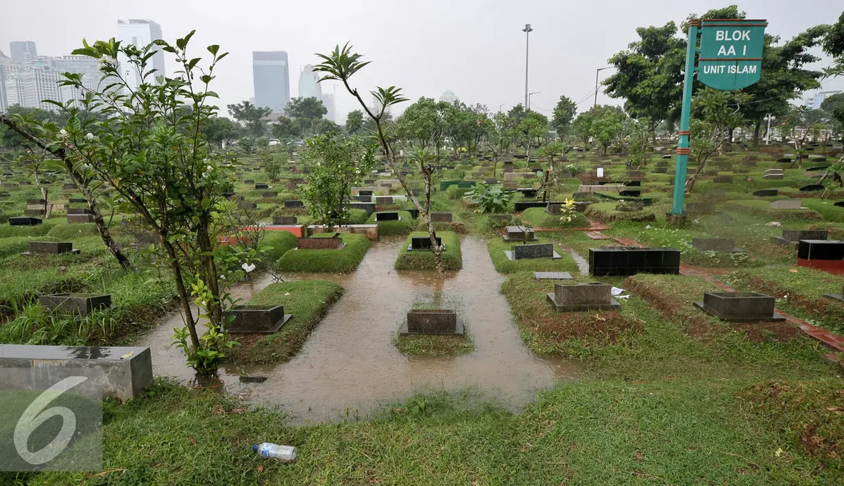 Genangan air sekitar makam saat hujan di TPU Karet Bivak, Jakarta, Rabu (13/7). Sudin Pertamanan dan Pemakaman Jakarta Pusat akan buat ratusan lubang biopori di TPU Karet Bivak agar makam tidak tergenang saat hujan. (Liputan6.com/Yoppy Renato)