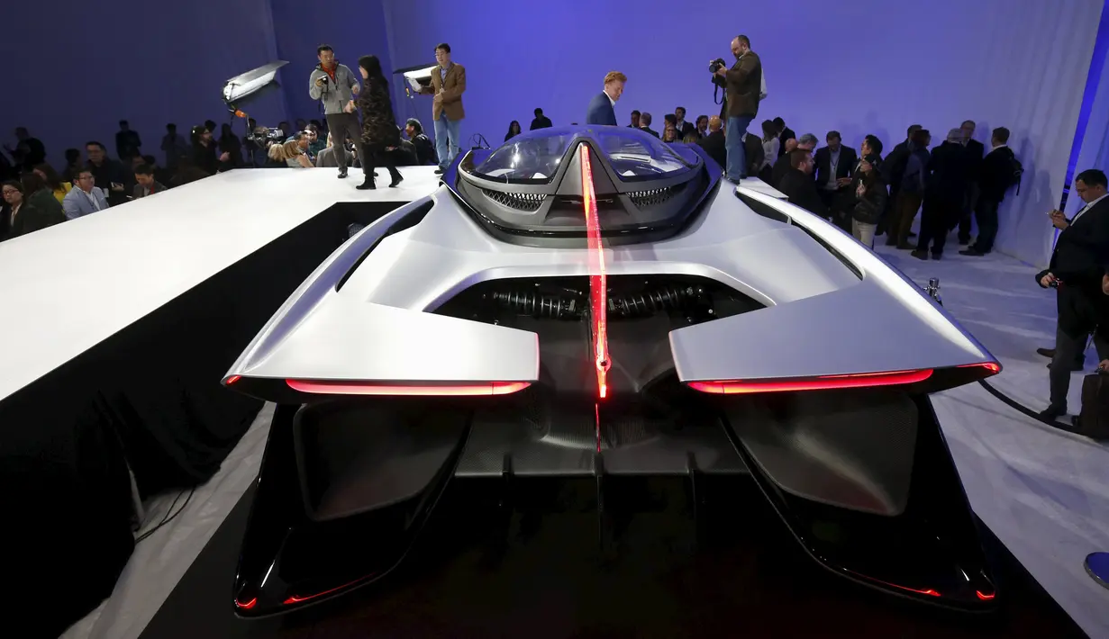 Bagian belakang Mobil listrik Faraday Future FFZERO1 pada pameran di Las Vegas , Nevada, (4/1). Tren penggunaan mobil listrik ini seiring regulasi yang akan mengurangi mobil bermesin konvensional hingga 35 tahun mendatang. (REUTERS / Steve Marcus)