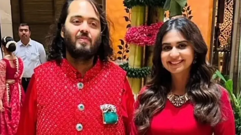 Penampilan Anant Ambani baru-baru ini kembali mencuri perhatian. Ia tampak bersaing dengan ibunya, Nita Ambani dengan memakai bros zamrud yang tak kalah besar.