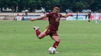 Pemain PSM Makassar, Ramadhan Sananta melepaskan tendangan saat melawan Arema FC pada laga BRI Liga 1 2022/2023 di Stadion PTIK, Jakarta, Sabtu (4/2/2023). PSM Makassar menang dengan skor 1-0. (Bola.com/M Iqbal Ichsan)