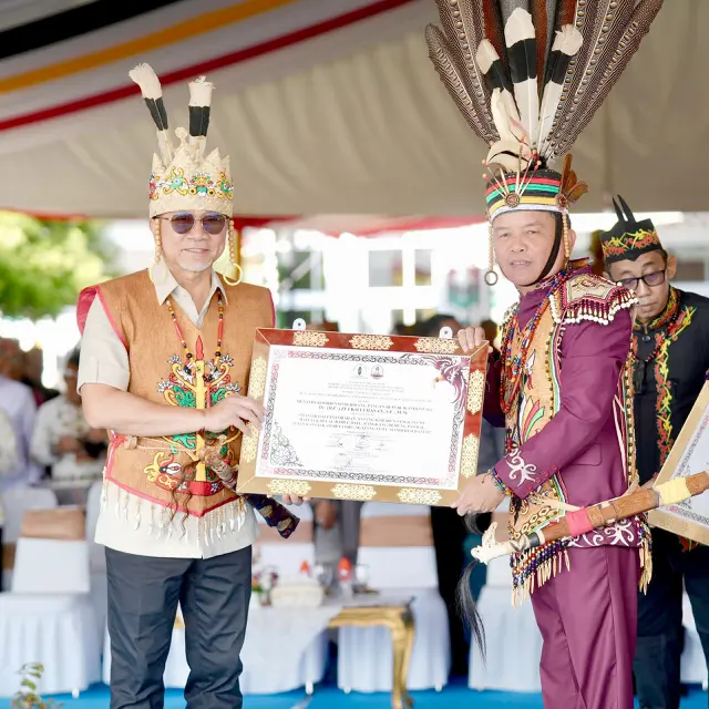Menko Zulkifli Hasan Dianugerahi Gelar Kehormatan oleh Damang Kepala Adat se-Kalteng