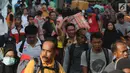 Pemudik yang menumpang KM Labobar tiba di Pelabuhan Tanjung Perak, Surabaya, Jawa Timur, Jumat (31/5/2019). Pelindo III memprediksi puncak mudik angkutan laut Lebaran 2019 yang masuk ke Jawa Timur akan terjadi pada H-3 atau Minggu, 2 Juni. (merdeka.com/Dwi Narwoko)