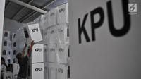 Pekerja menata kotak suara Pemilu 2019 di Gudang Logistik KPU Kota Bekasi, Rabu (20/12). Komisioner bidang logistik KPU Kota Bekasi telah menerima sebanyak 32.500 kotak suara dari 33.600 kotak suara yang ditargetkan. (Merdeka.com/Iqbal S. Nugroho)