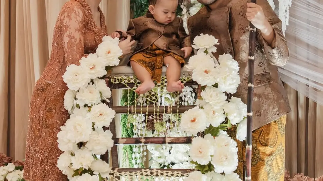 Aaliyah Massaid Pancarkan Aura Keibuan dalam Balutan Kebaya Brokat Cokelat di Tedak Siten Baby Arash