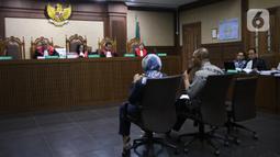 Suasana sidang lanjutan terdakwa kasus tindak pidana pencucian uang dan korupsi Tubagus Chaeri Wardana alias Wawan (kiri) di Pengadilan Tipikor, Jakarta, Jumat (14/2/2020). Sidang tersebut beragendakan pemeriksaan saksi yang dihadirkan dua orang saksi dari JPU KPK. (Liputan6.com/Angga Yuniar)