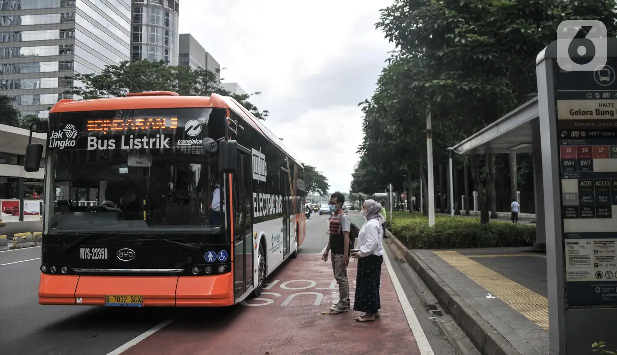 Warga saat akan menaiki bus listrik Transjakarta di Jalan Jenderal Sudirman, Jakarta, Senin (20/2/2023). Dinas Perhubungan (Dishub) DKI Jakarta akan melakukan pengadaan 120 bus listrik untuk Transportasi Jakarta (Transjakarta) pada tahun ini. (merdeka.com/Iqbal S Nugroho)