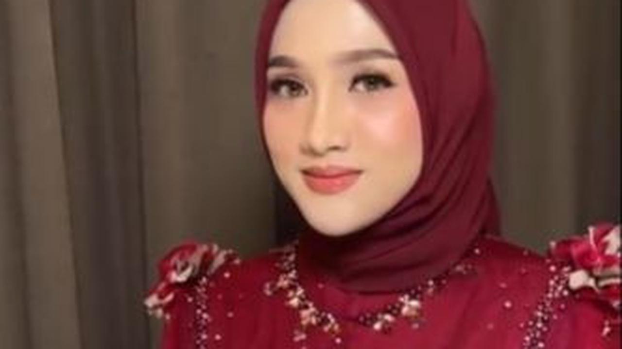 <i>"Kalau aku melihat umurku yang sudah otw 27 harusnya (sudah) dilamar," ungkapnya malu-malu dikutip dari @official.unialauddin (28/4/2024).</i>